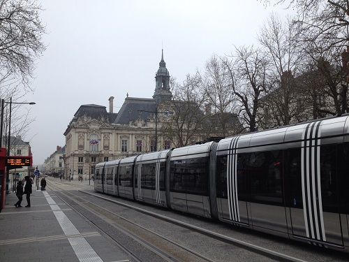 Trams in Tours, no wires